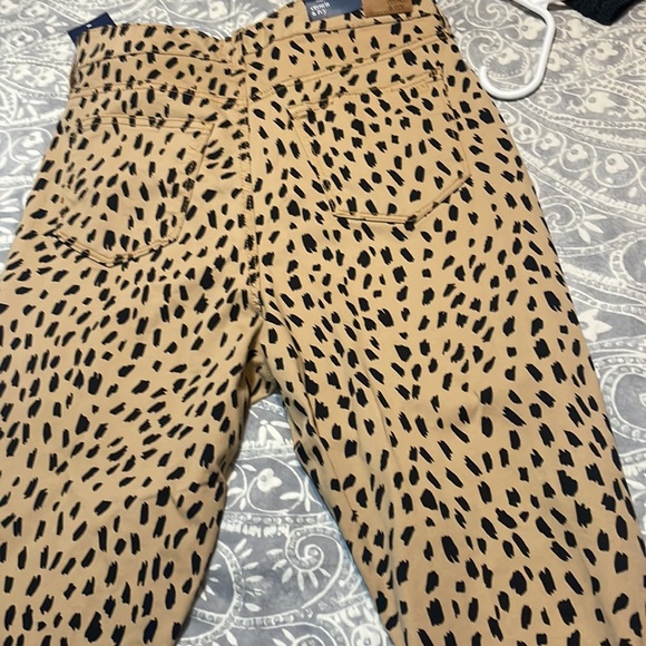 High rise skinny pants are a precious addition to any wardrobe. - Picture 2 of 3